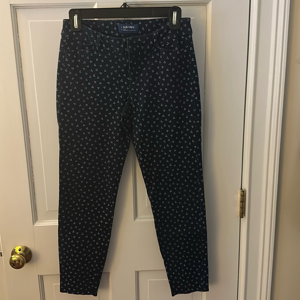 Old Navy mid rise work “pixie” pant. Blue with white design.